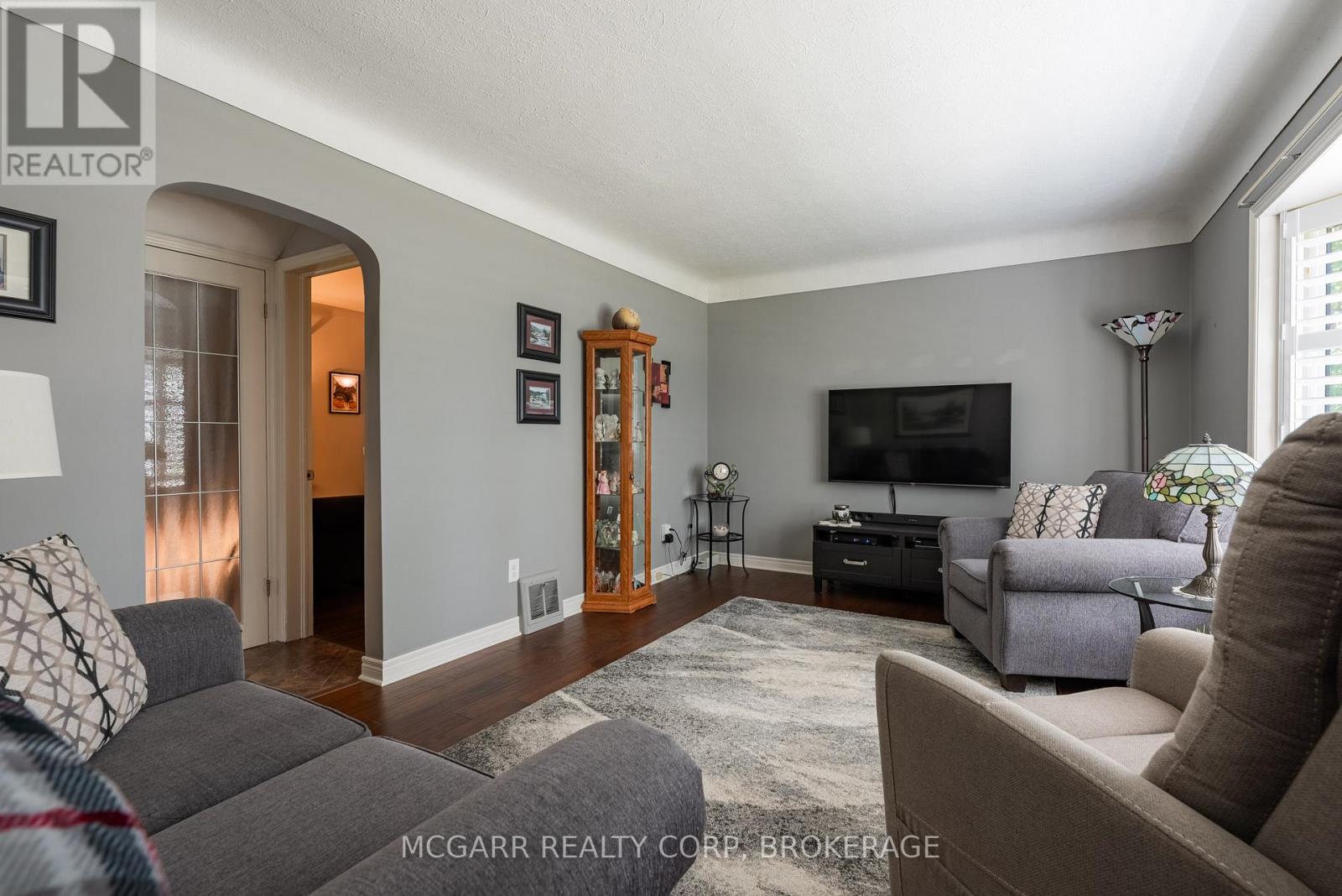 97 Else Street, St. Catharines, Ontario  L2N 2C4 - Photo 2 - X12541840