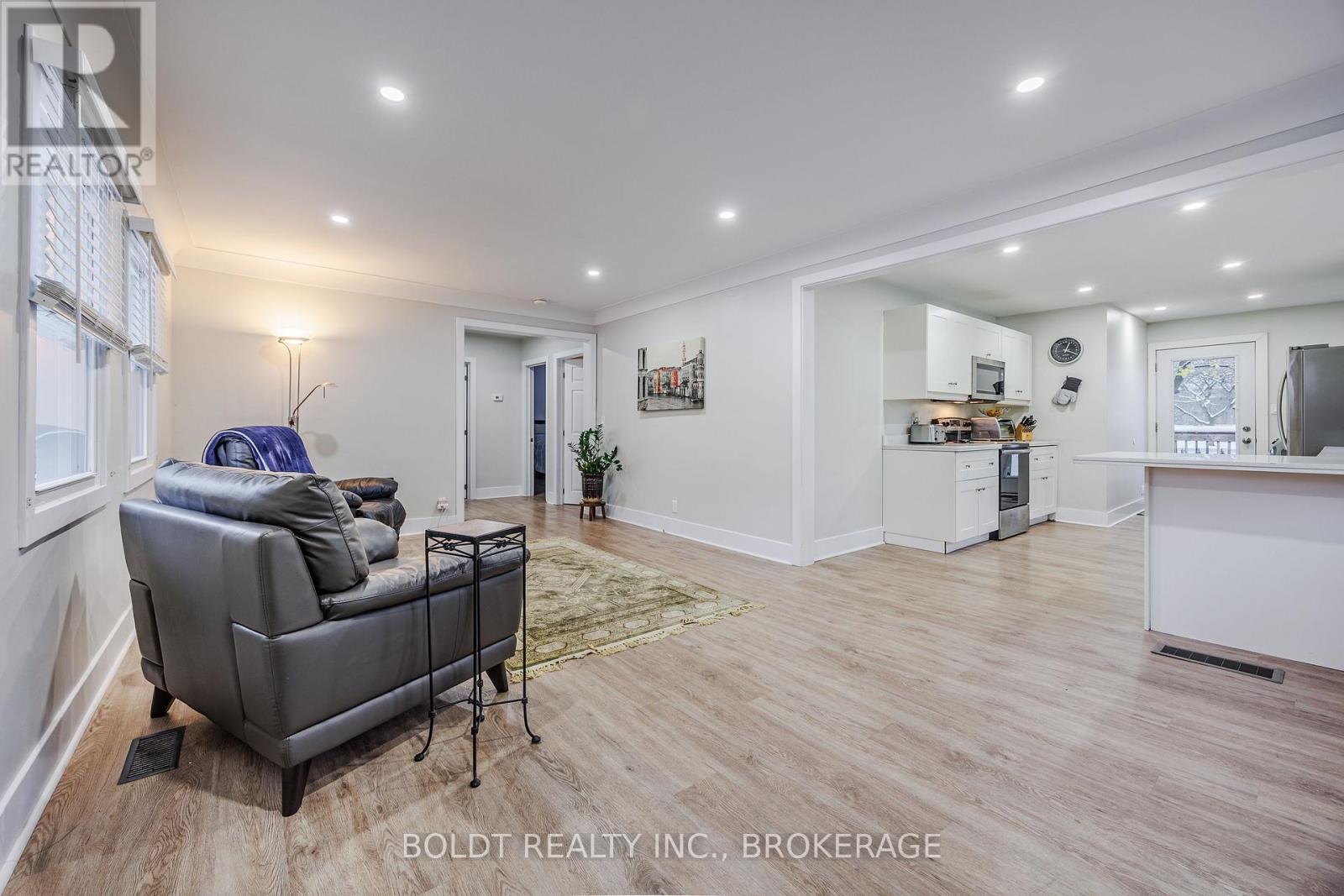 6491 Burdette Drive, Niagara Falls, Ontario L2E 5H4 - Photo 3 - X12541842