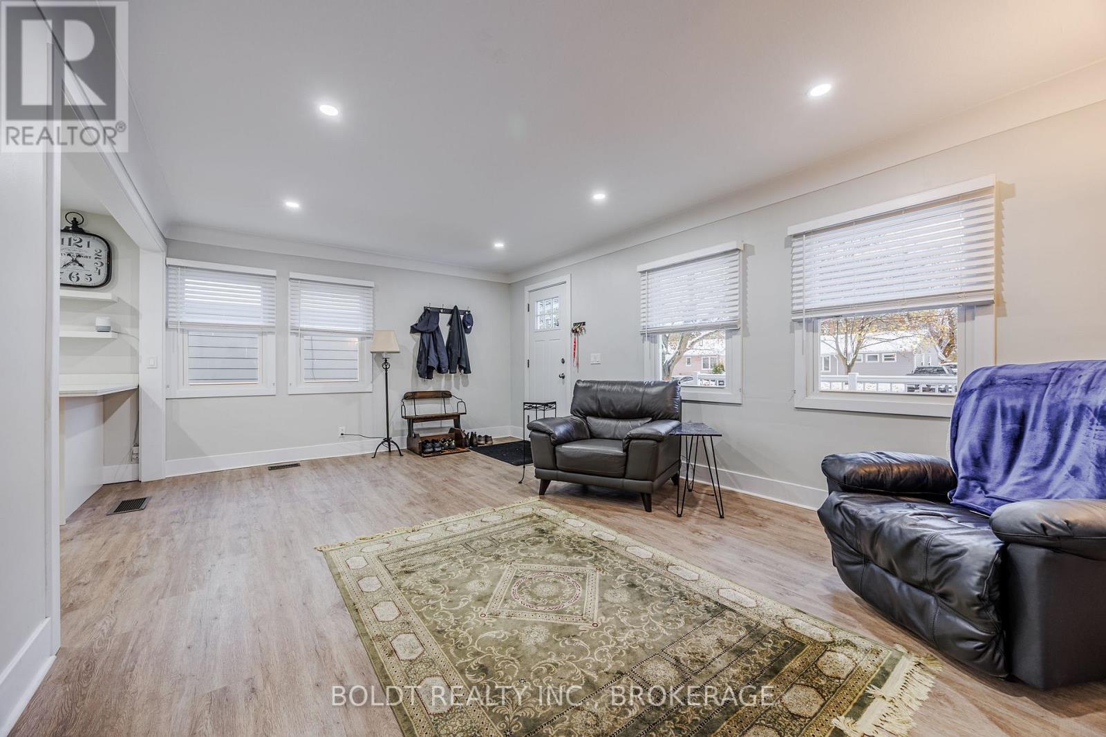 6491 Burdette Drive, Niagara Falls, Ontario L2E 5H4 - Photo 4 - X12541842