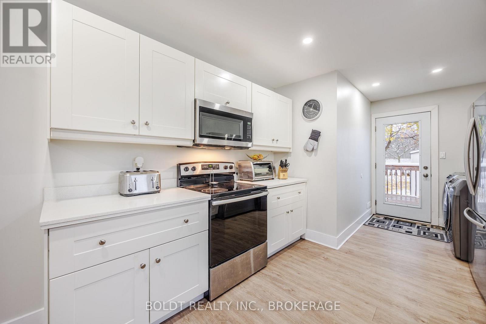 6491 Burdette Drive, Niagara Falls, Ontario L2E 5H4 - Photo 6 - X12541842