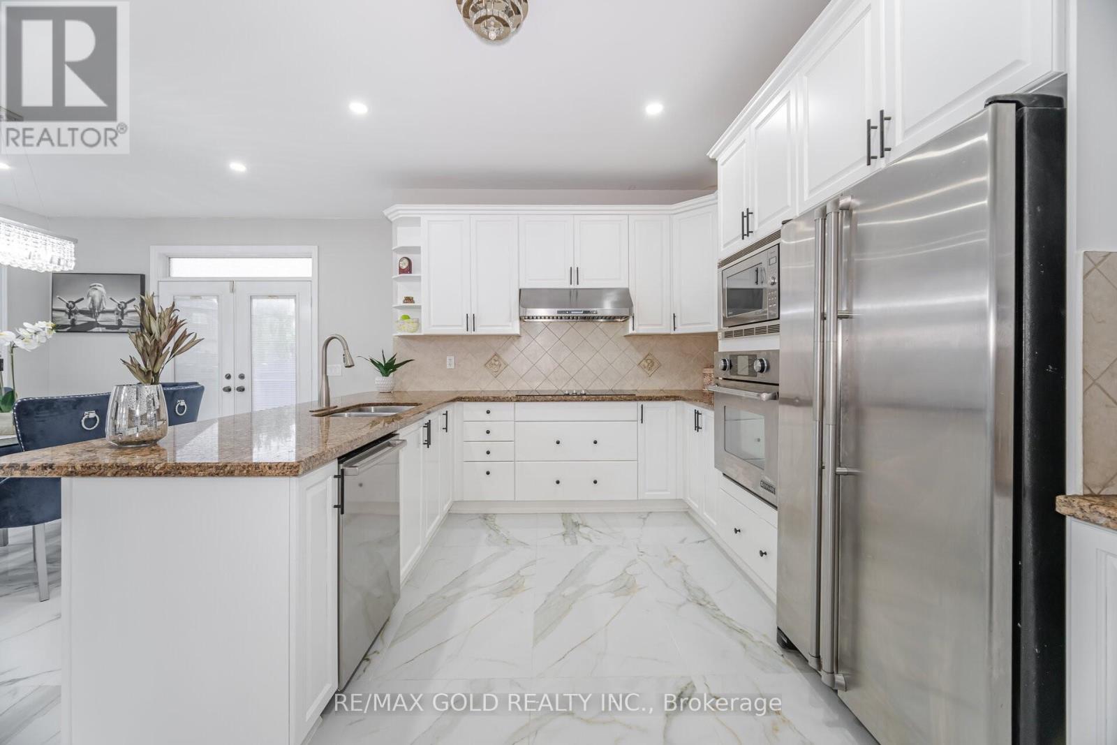 2 Belleville Drive, Brampton, Ontario  L6P 1V7 - Photo 14 - W12541602