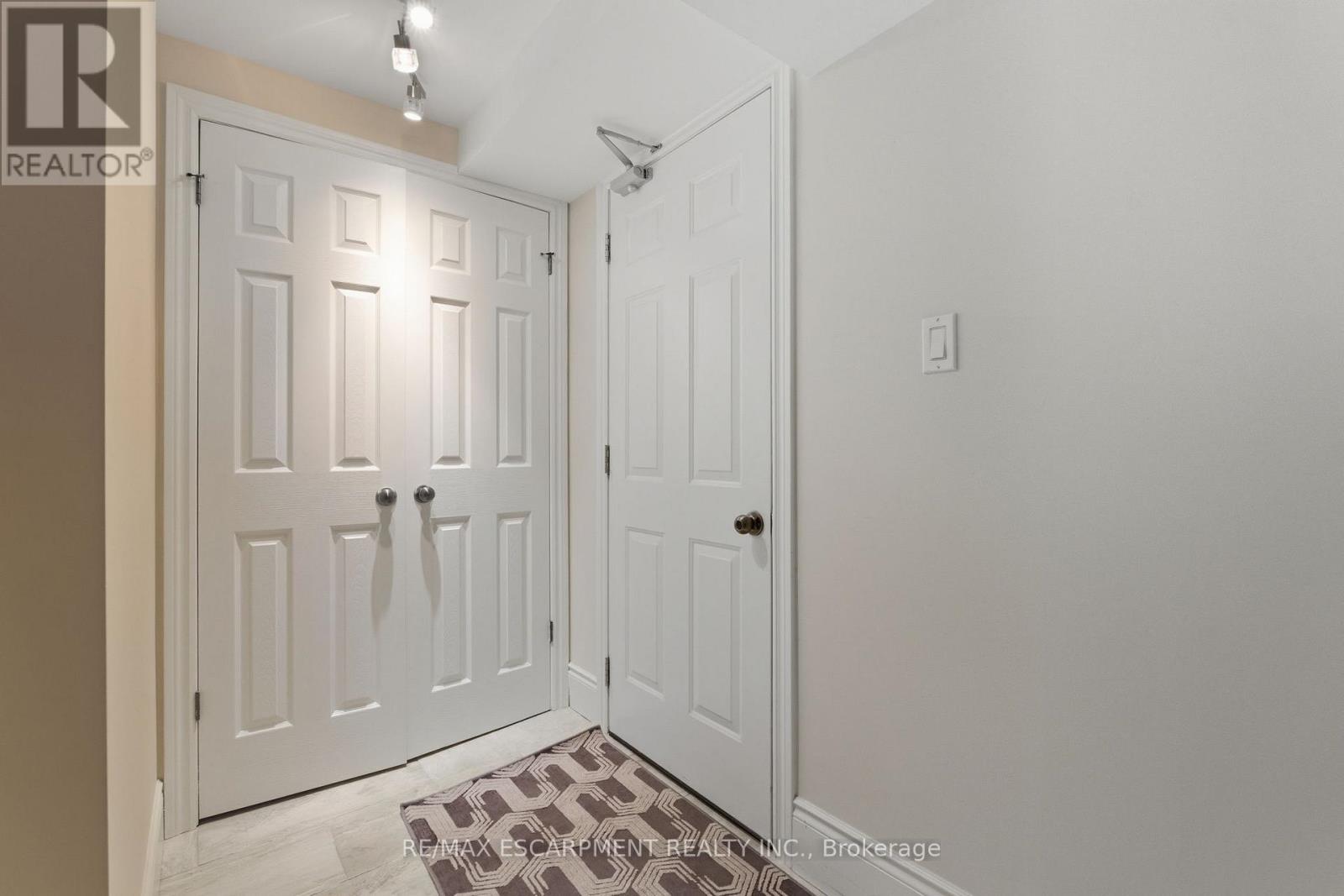 Lower - 2165 Fairchild Boulevard, Burlington, Ontario  L7P 3P6 - Photo 3 - W12541642