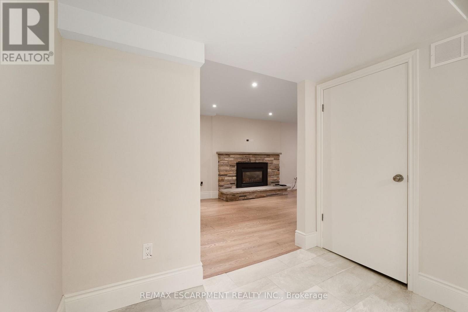 Lower - 2165 Fairchild Boulevard, Burlington, Ontario  L7P 3P6 - Photo 4 - W12541642