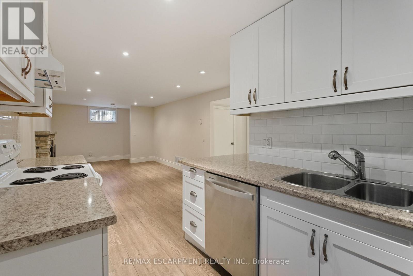 Lower - 2165 Fairchild Boulevard, Burlington, Ontario  L7P 3P6 - Photo 9 - W12541642