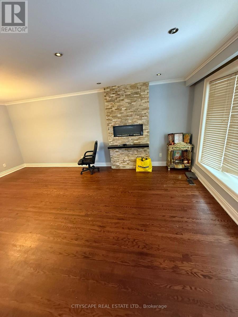 Upper - 12 Pagoda Place, Toronto, Ontario  M9V 2V2 - Photo 6 - W12541748