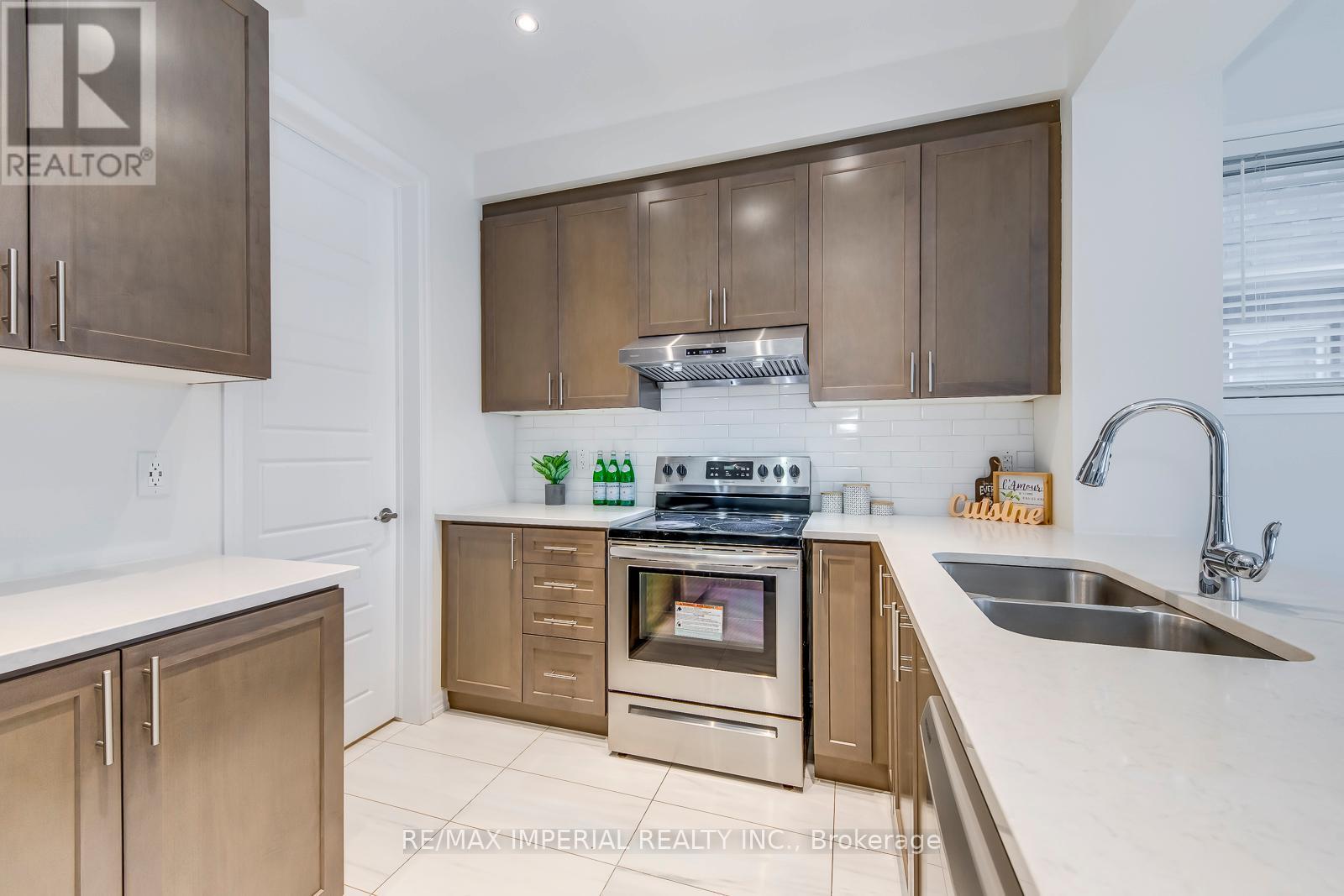 3334 Carding Mill Trail, Oakville, Ontario  L6M 1R7 - Photo 19 - W12498648