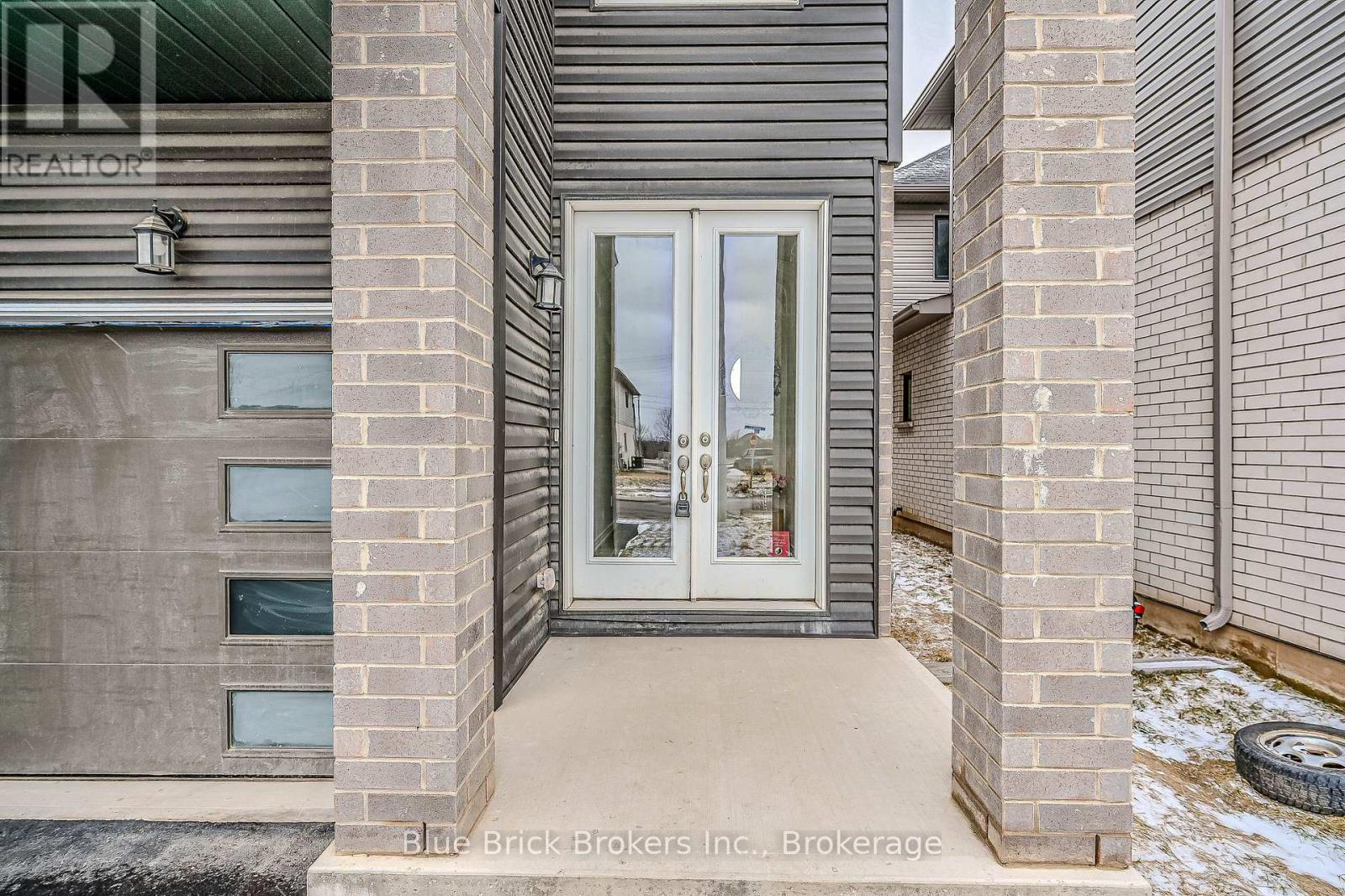 12 Hildred Street, Welland, Ontario  L3B 1H9 - Photo 2 - X12541590