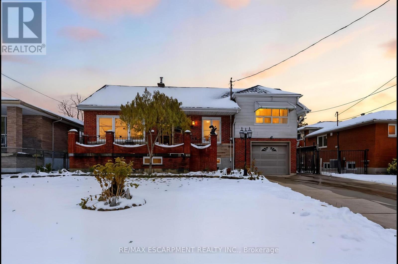 314 Hawkridge Avenue, Hamilton, Ontario  L9C 3L2 - Photo 2 - X12541622