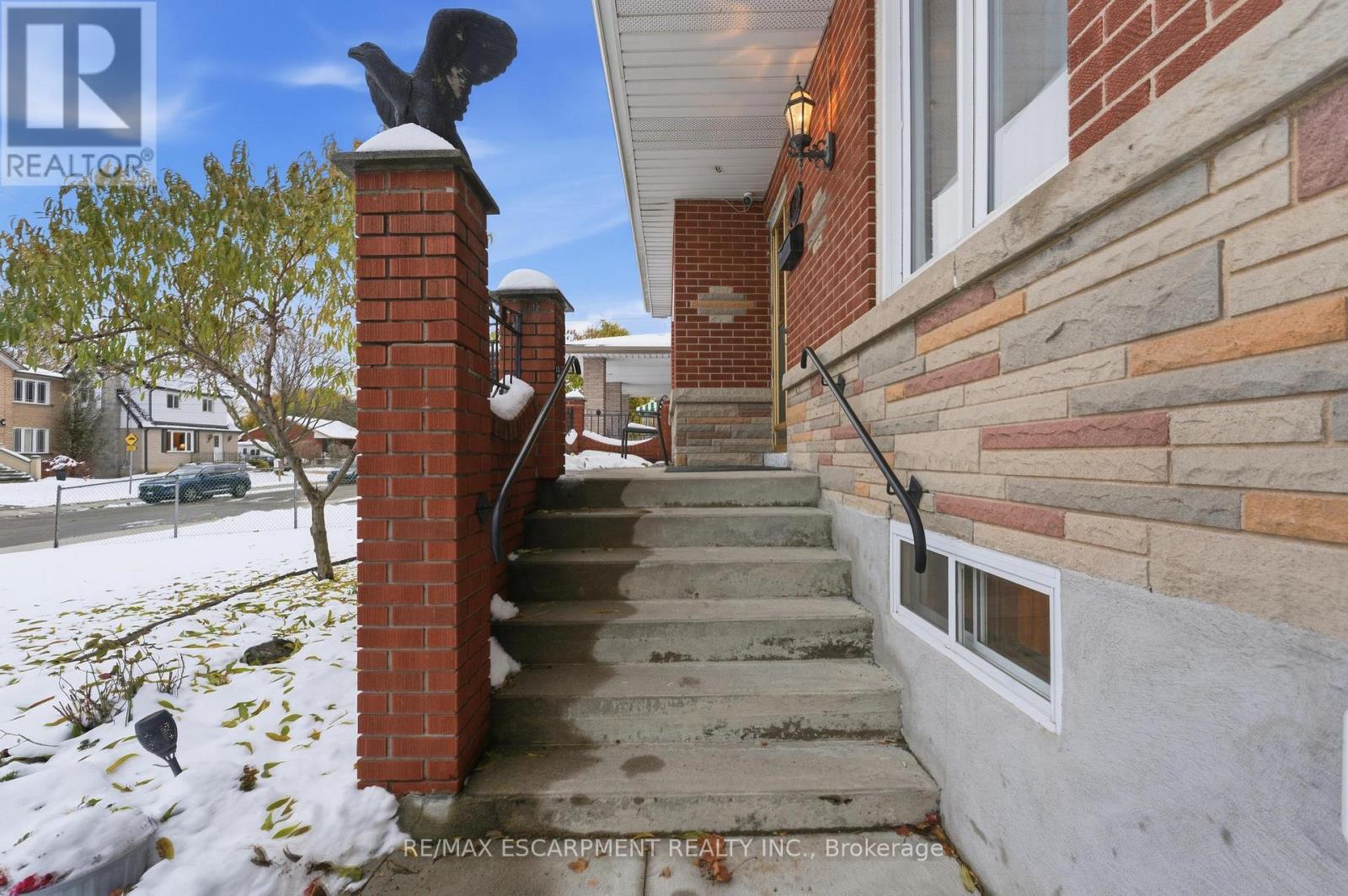 314 Hawkridge Avenue, Hamilton, Ontario  L9C 3L2 - Photo 3 - X12541622