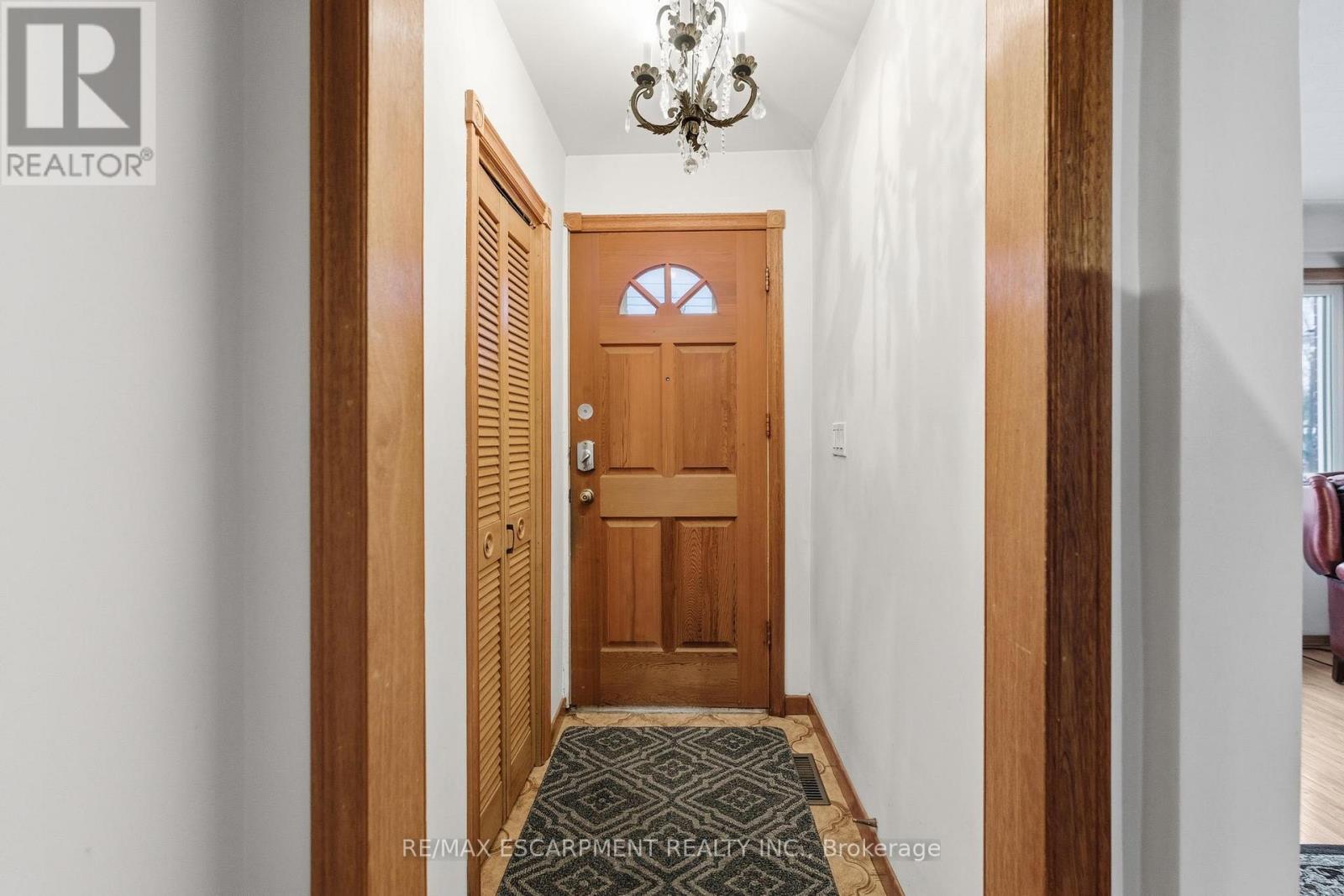 314 Hawkridge Avenue, Hamilton, Ontario  L9C 3L2 - Photo 4 - X12541622