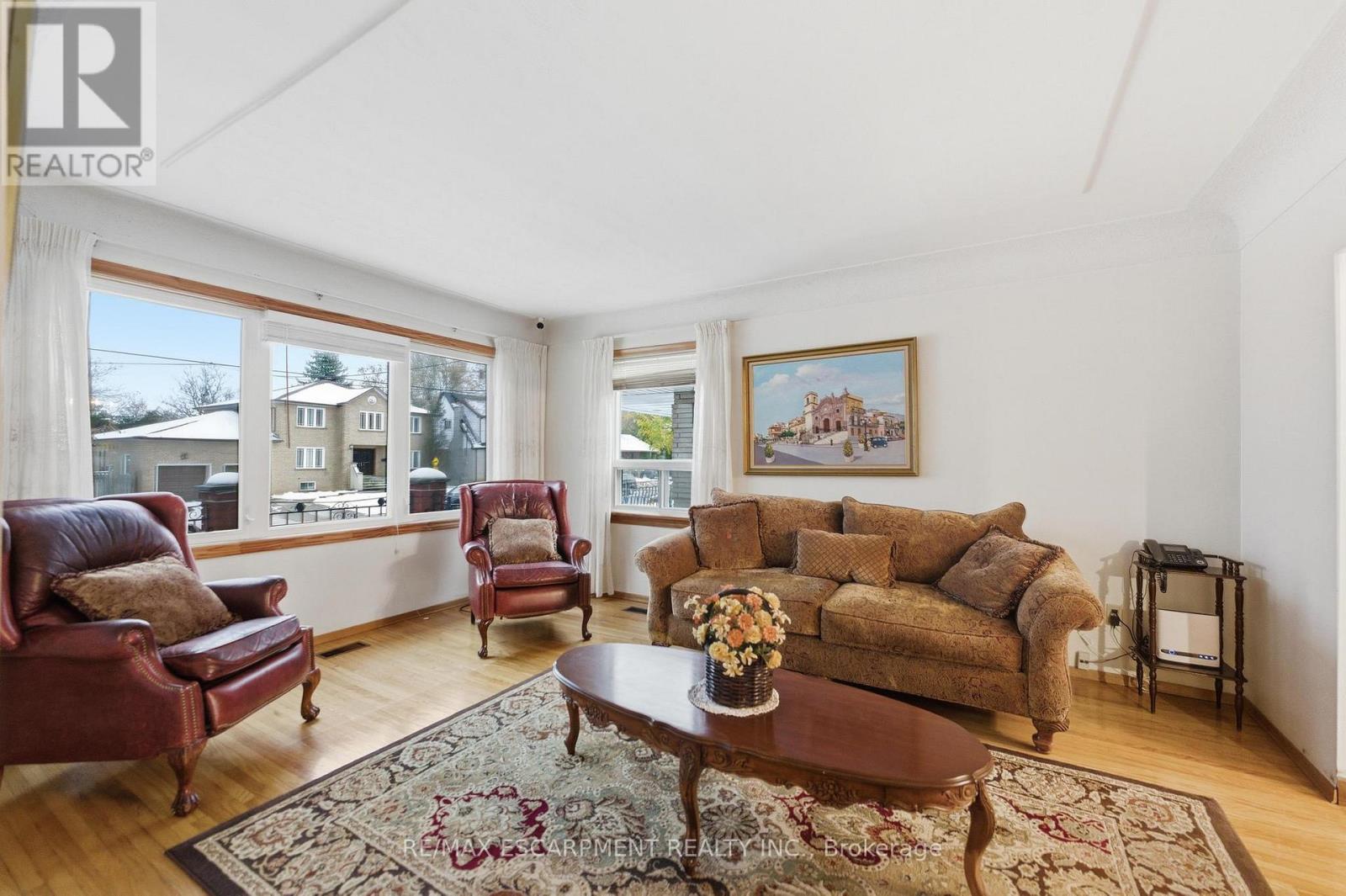 314 Hawkridge Avenue, Hamilton, Ontario  L9C 3L2 - Photo 5 - X12541622