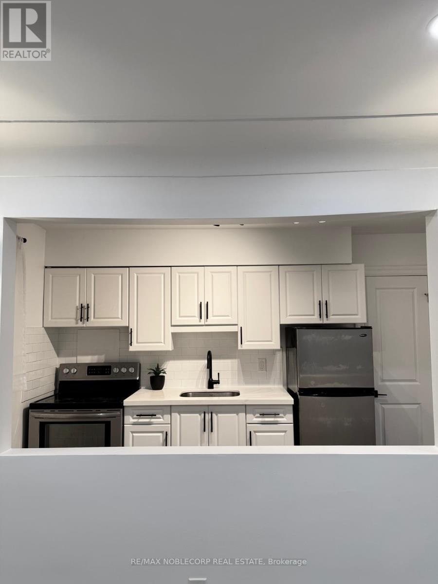 2 - 5 Applewood Avenue, Hamilton, Ontario  L8G 3S4 - Photo 6 - X12541636