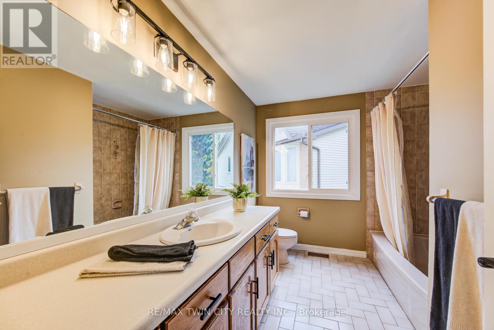 295 Wiltshire Place, Waterloo, Ontario  N2T 1R3 - Photo 20 - X12541648