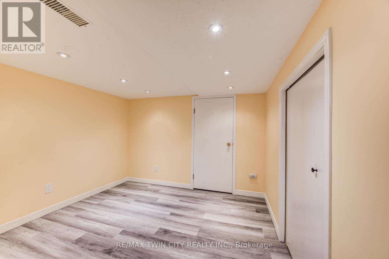 295 Wiltshire Place, Waterloo, Ontario  N2T 1R3 - Photo 30 - X12541648