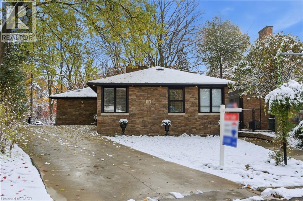 16 FREELAND Court, Hamilton, Ontario