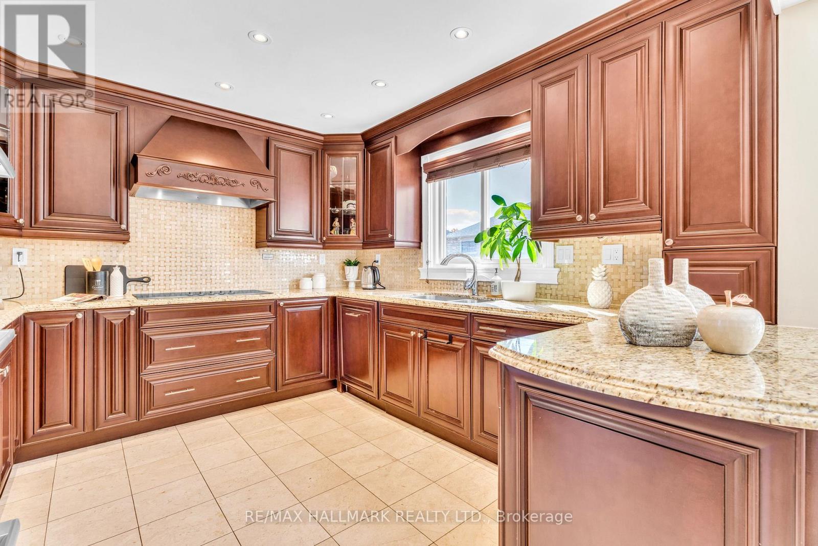 22 Larratt Lane, Richmond Hill, Ontario  L4C 9H9 - Photo 14 - N12541908