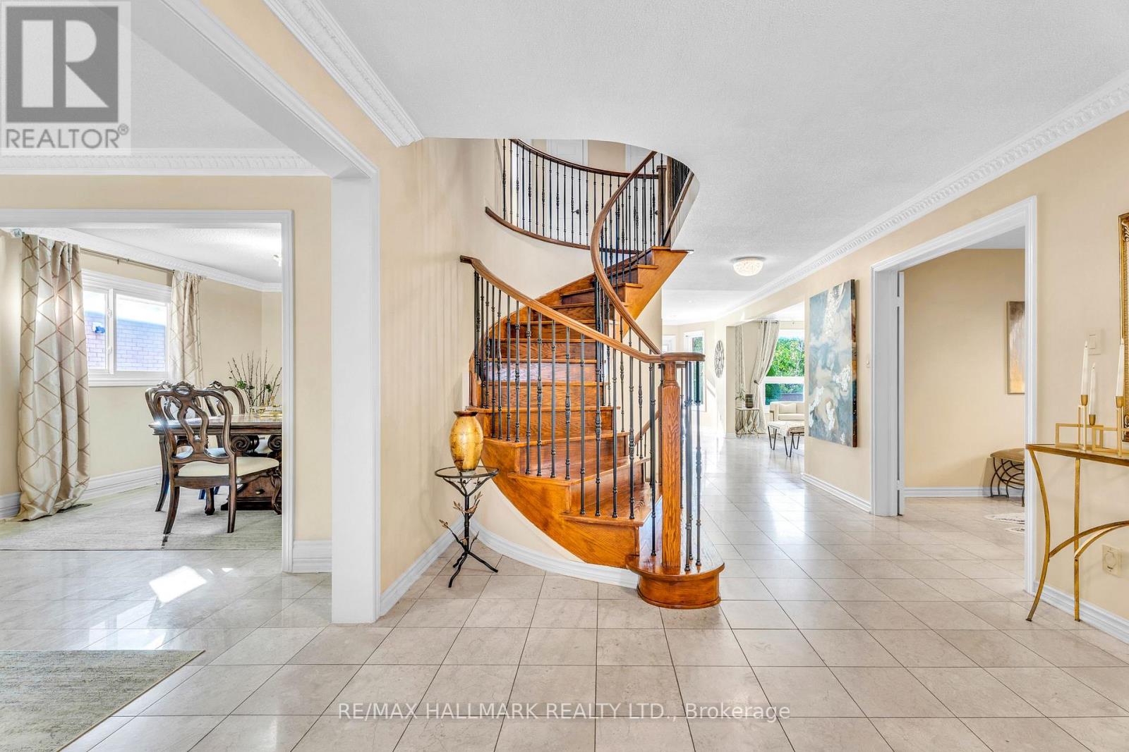 22 Larratt Lane, Richmond Hill, Ontario  L4C 9H9 - Photo 5 - N12541908