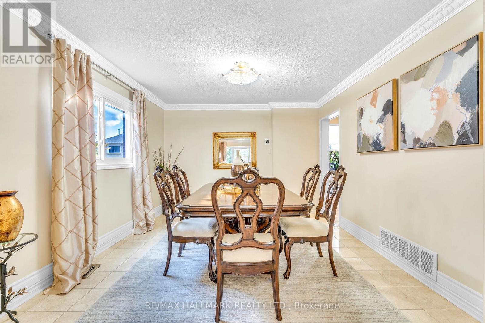 22 Larratt Lane, Richmond Hill, Ontario  L4C 9H9 - Photo 9 - N12541908