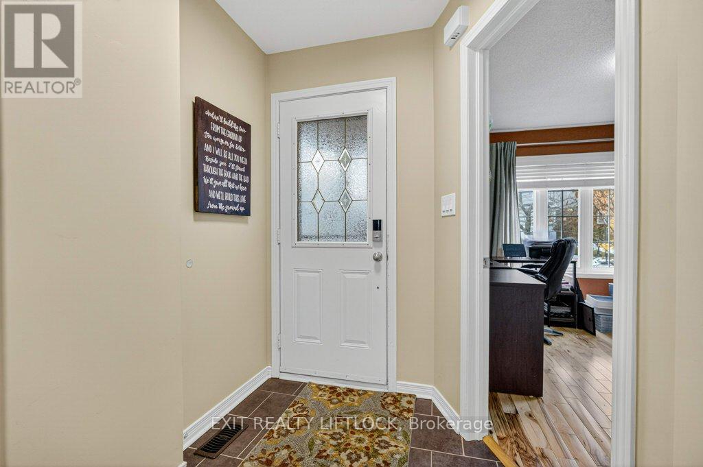 659 Tully Crescent, Peterborough, Ontario K9K 0A9 - Photo 4 - X12542032