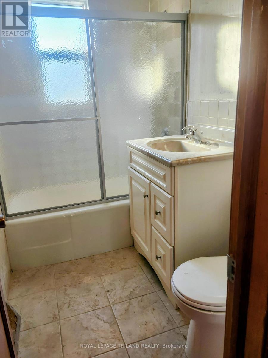 Upper - 445 Nelson Street, London East, Ontario  N6B 1A6 - Photo 5 - X12542098