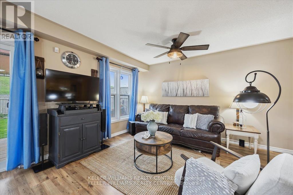 11 Snedden Avenue, Aurora, Ontario  L4G 7J6 - Photo 9 - N12541778