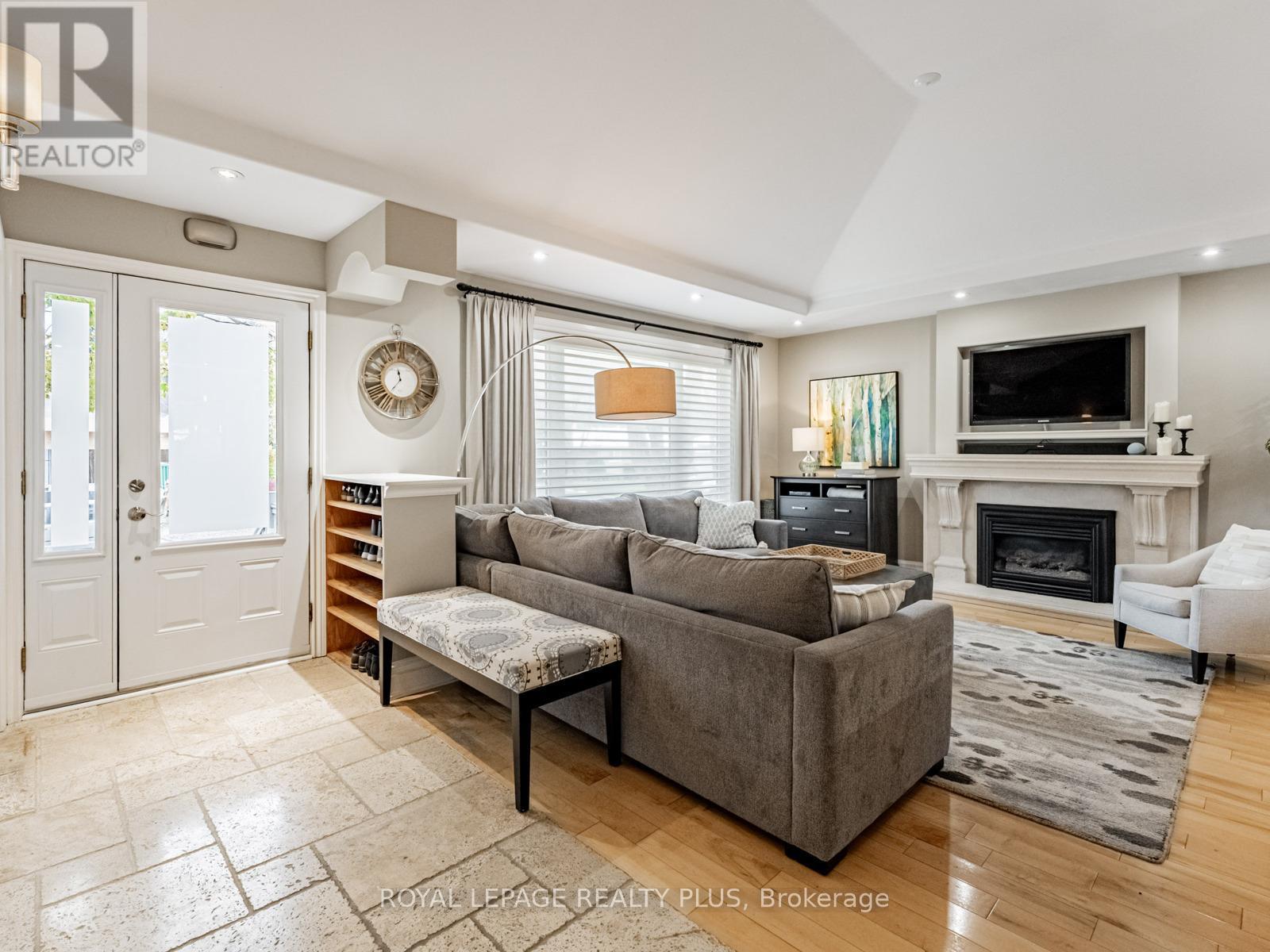 1885 Hindhead Road, Mississauga, Ontario  L5J 1N4 - Photo 3 - W12541920