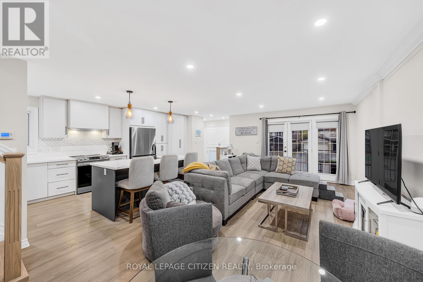 2389 Cobbinshaw Circle, Mississauga, Ontario  L5N 2G2 - Photo 3 - W12541924