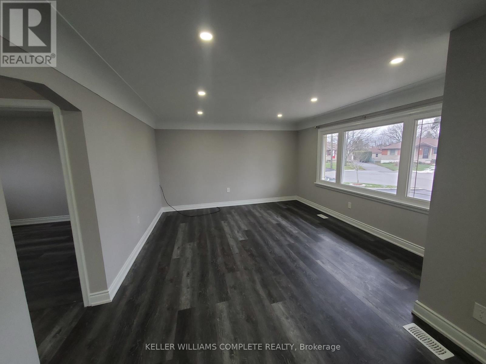 Upper - 15 Camille Court, Hamilton, Ontario  L8T 2C8 - Photo 12 - X12541874