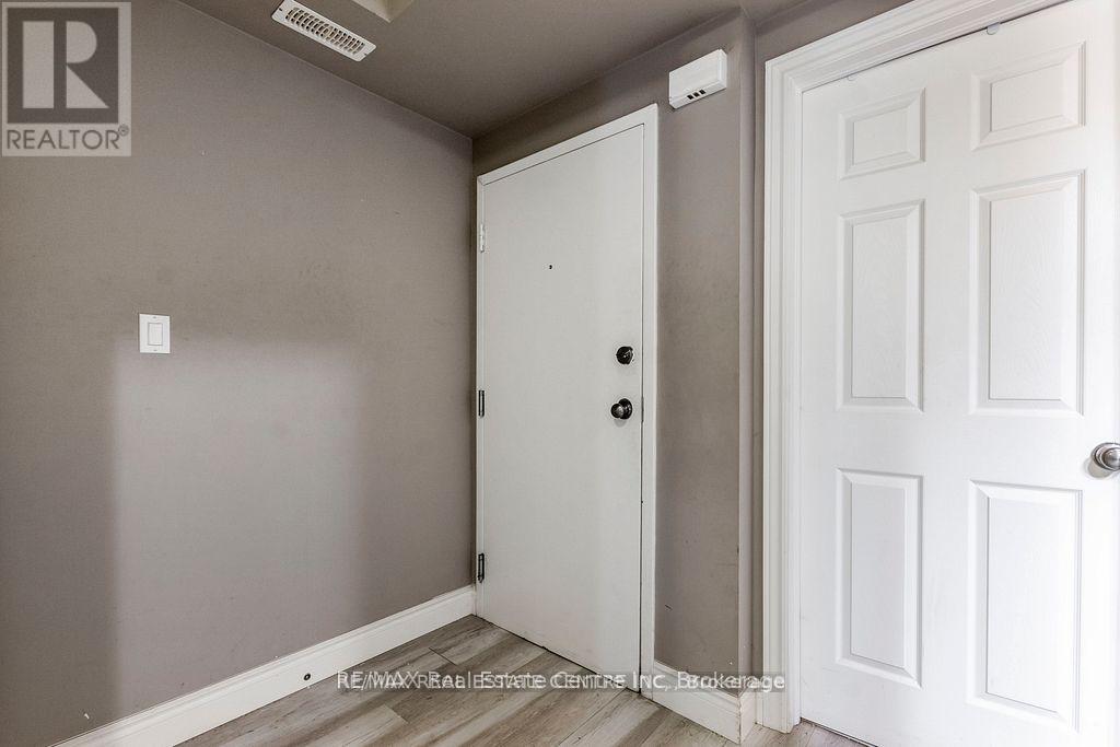 8b - 38 Howe Drive, Kitchener, Ontario  N2E 0E3 - Photo 5 - X12541892