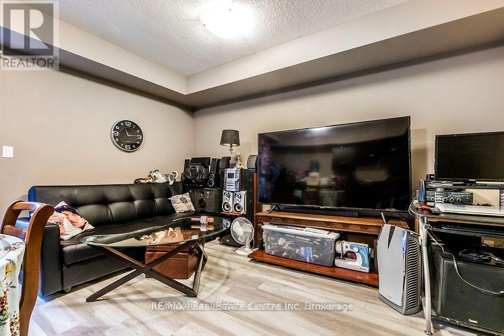 8b - 38 Howe Drive, Kitchener, Ontario  N2E 0E3 - Photo 6 - X12541892
