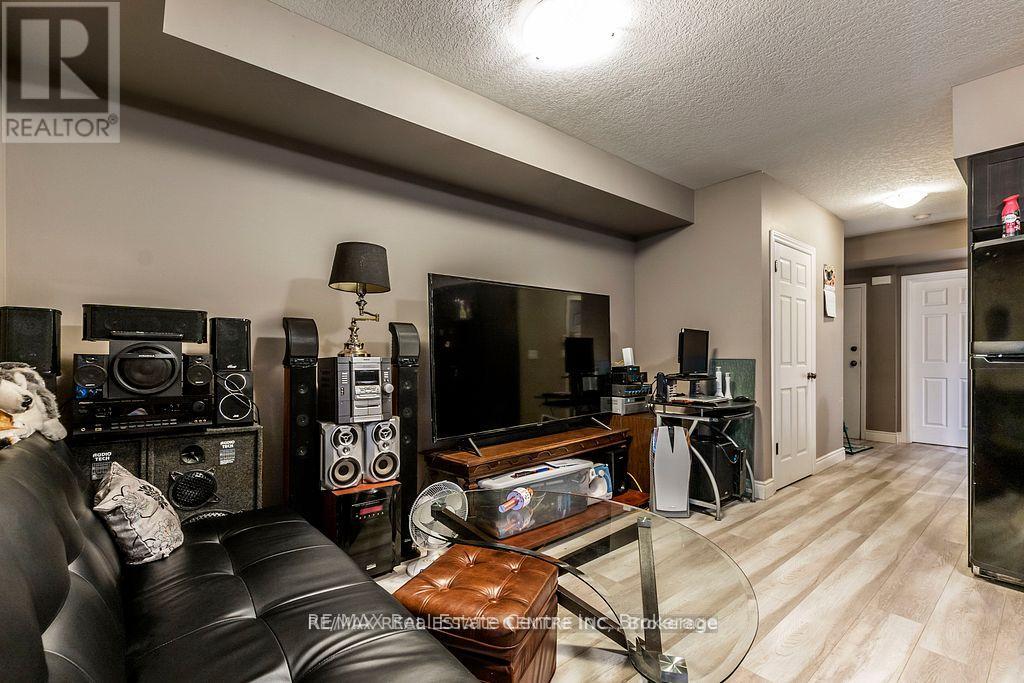 8b - 38 Howe Drive, Kitchener, Ontario  N2E 0E3 - Photo 7 - X12541892