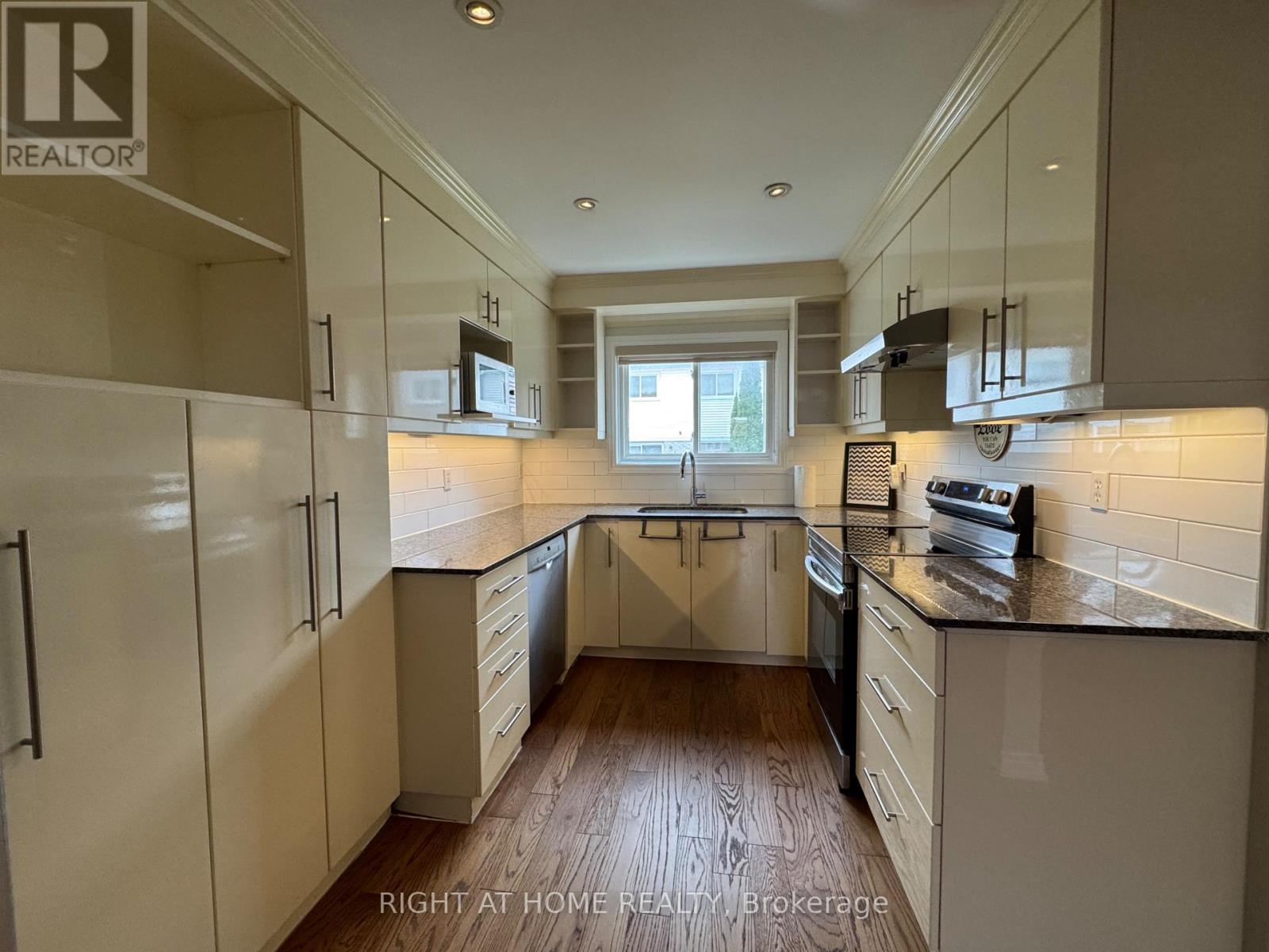 43 A - 5205 Glen Erin Drive, Mississauga, Ontario L5M 5N6 - Photo 2 - W12486723