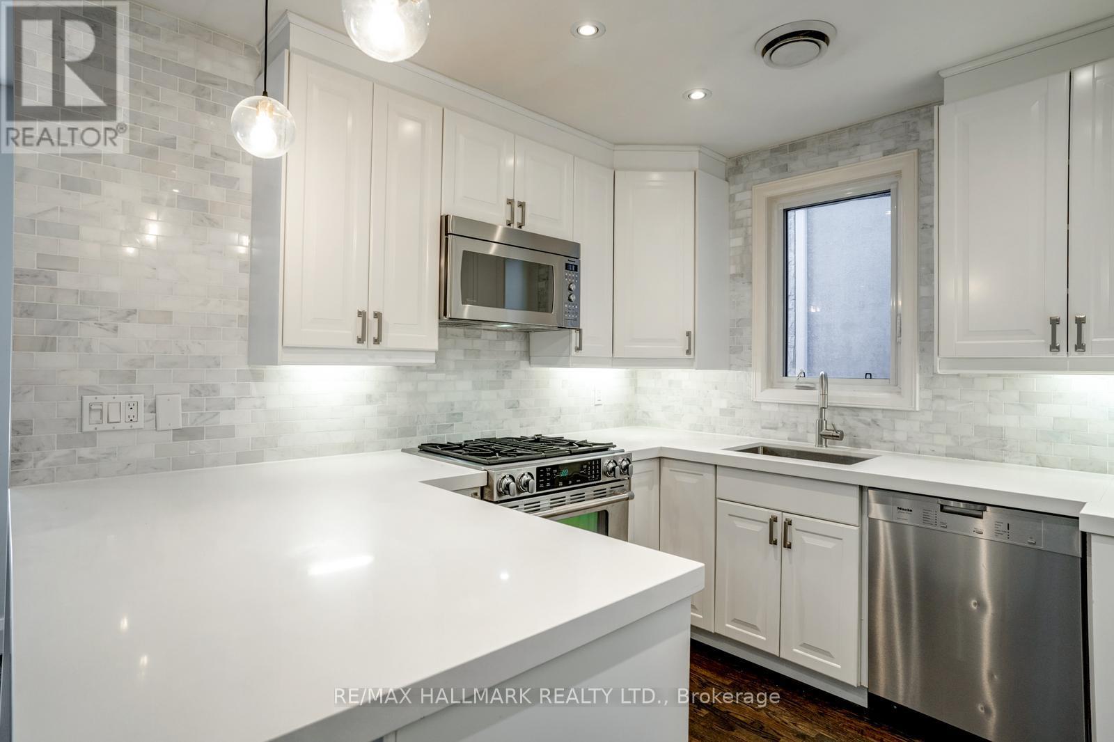 10 Coxwell Boulevard, Toronto, Ontario  M4C 3G7 - Photo 16 - E12542124