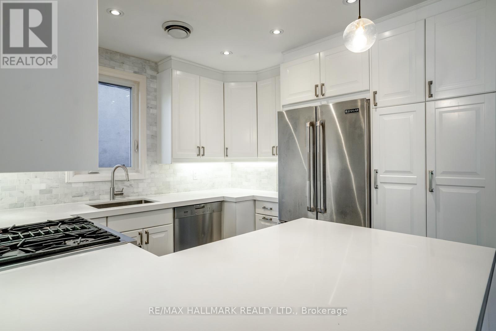 10 Coxwell Boulevard, Toronto, Ontario  M4C 3G7 - Photo 17 - E12542124