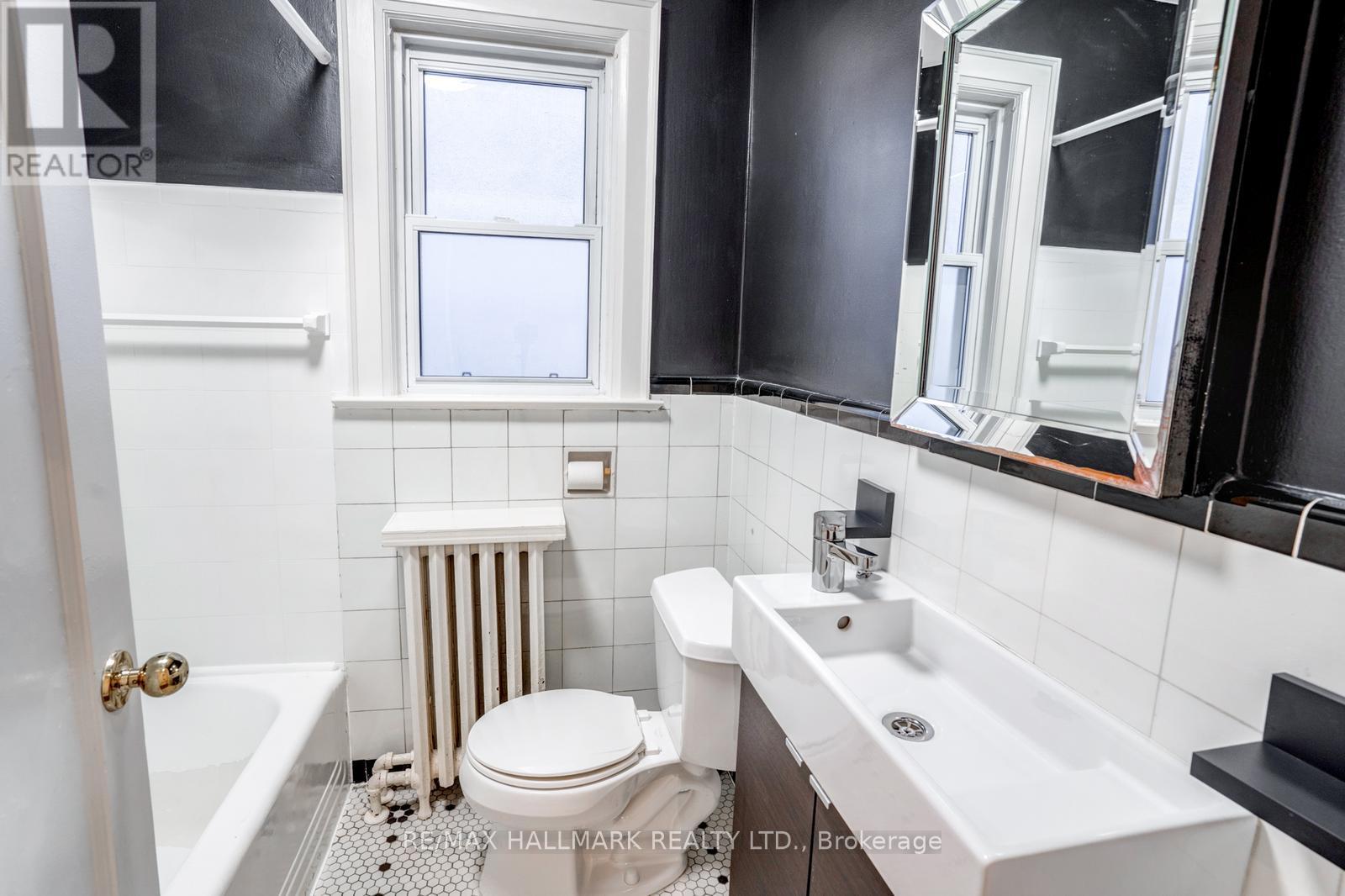 10 Coxwell Boulevard, Toronto, Ontario  M4C 3G7 - Photo 25 - E12542124