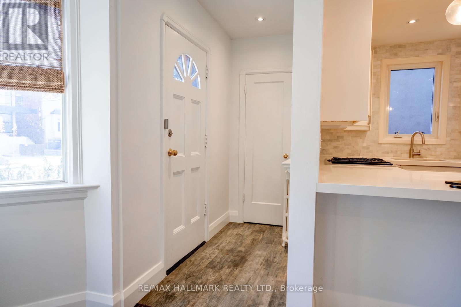 10 Coxwell Boulevard, Toronto, Ontario  M4C 3G7 - Photo 6 - E12542124