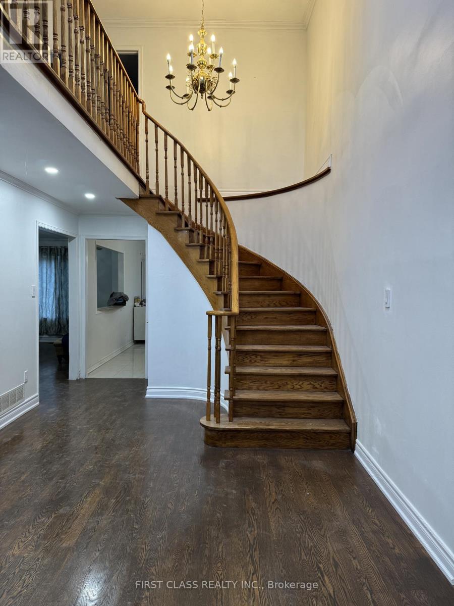 Main 11 Hazelmere Drive, Richmond Hill, Ontario  L4B 1V7 - Photo 2 - N12542008