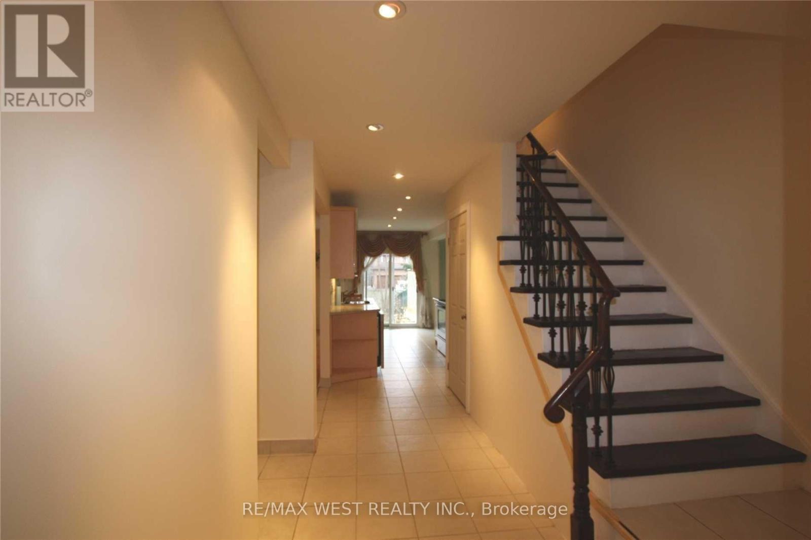 51 Michael Drive, Richmond Hill, Ontario  L4C 5W7 - Photo 2 - N12542158