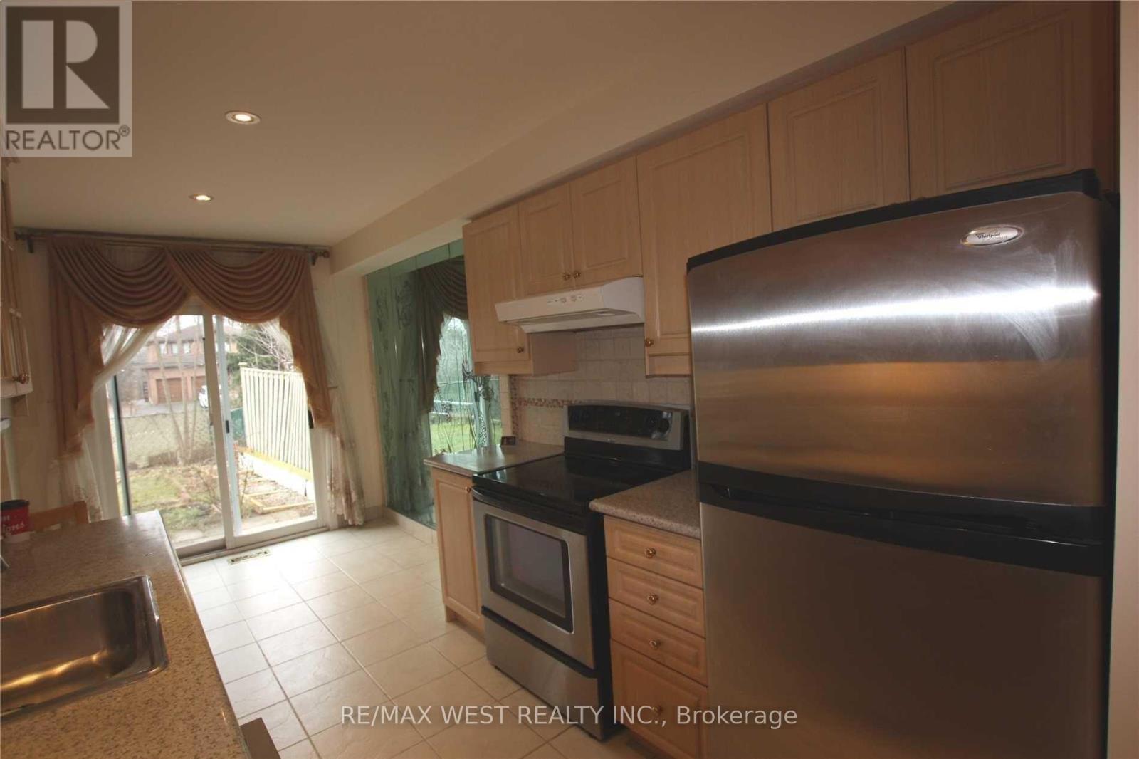 51 Michael Drive, Richmond Hill, Ontario  L4C 5W7 - Photo 3 - N12542158