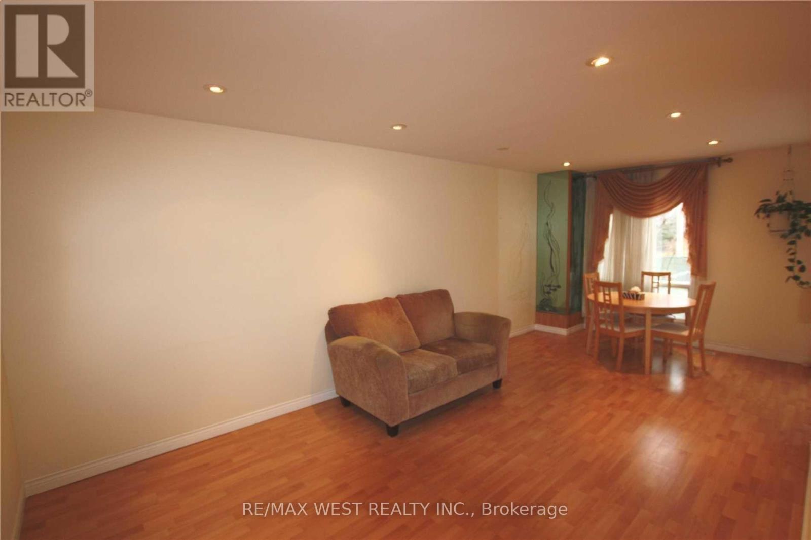 51 Michael Drive, Richmond Hill, Ontario  L4C 5W7 - Photo 4 - N12542158