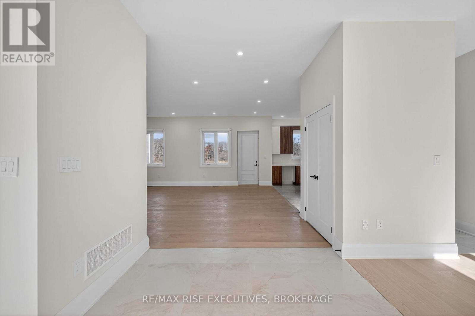 138 Hineman Street, Kingston, Ontario K7L 0G2 - Photo 4 - X12542176