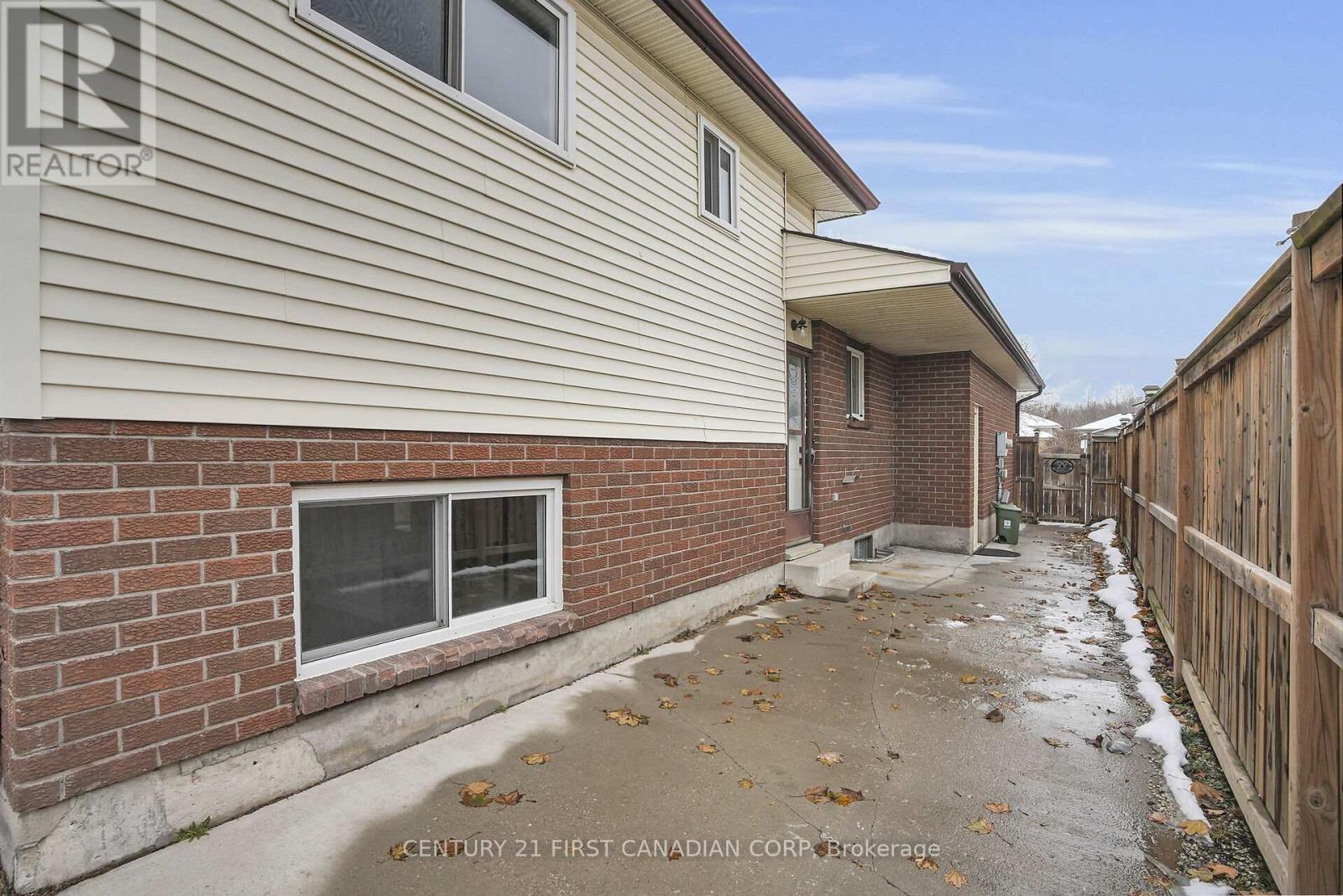214 Portsmouth Crescent E, London East, Ontario  N5V 4C9 - Photo 36 - X12542294