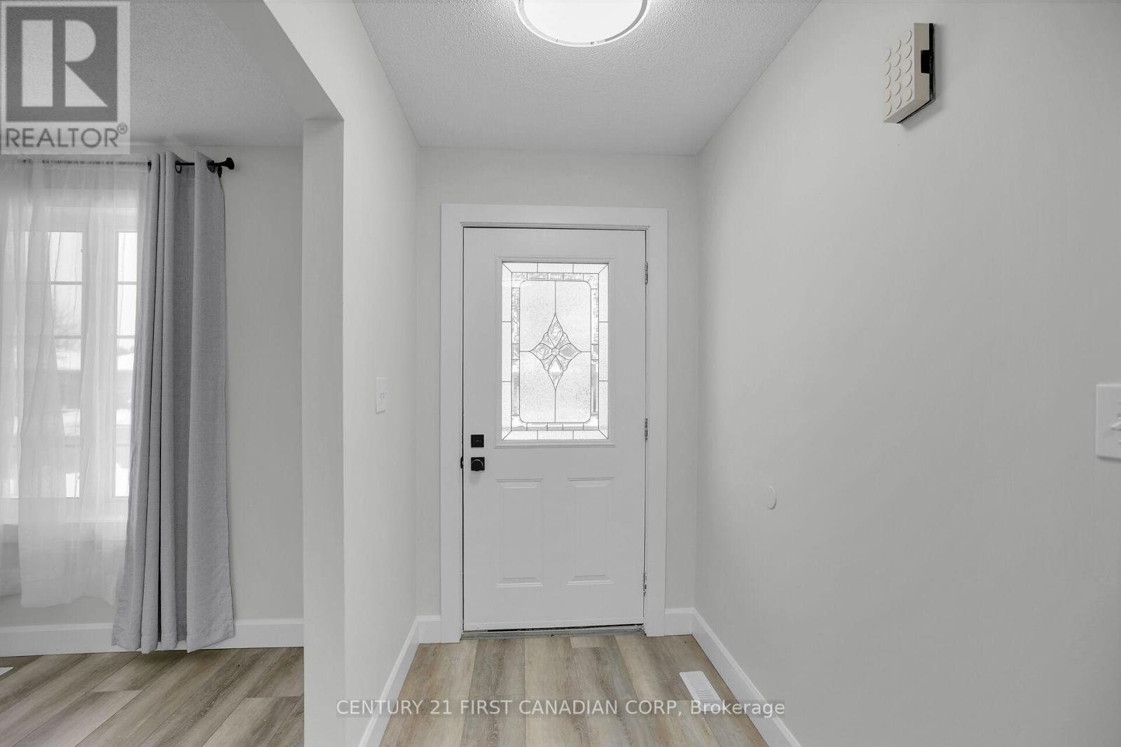 214 Portsmouth Crescent E, London East, Ontario  N5V 4C9 - Photo 5 - X12542294