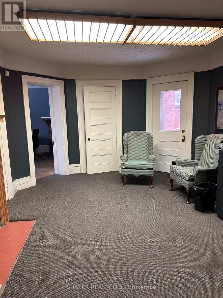 136 Lewis Street, Ottawa, Ontario K2P 0S7 - Photo 4 - X12542210