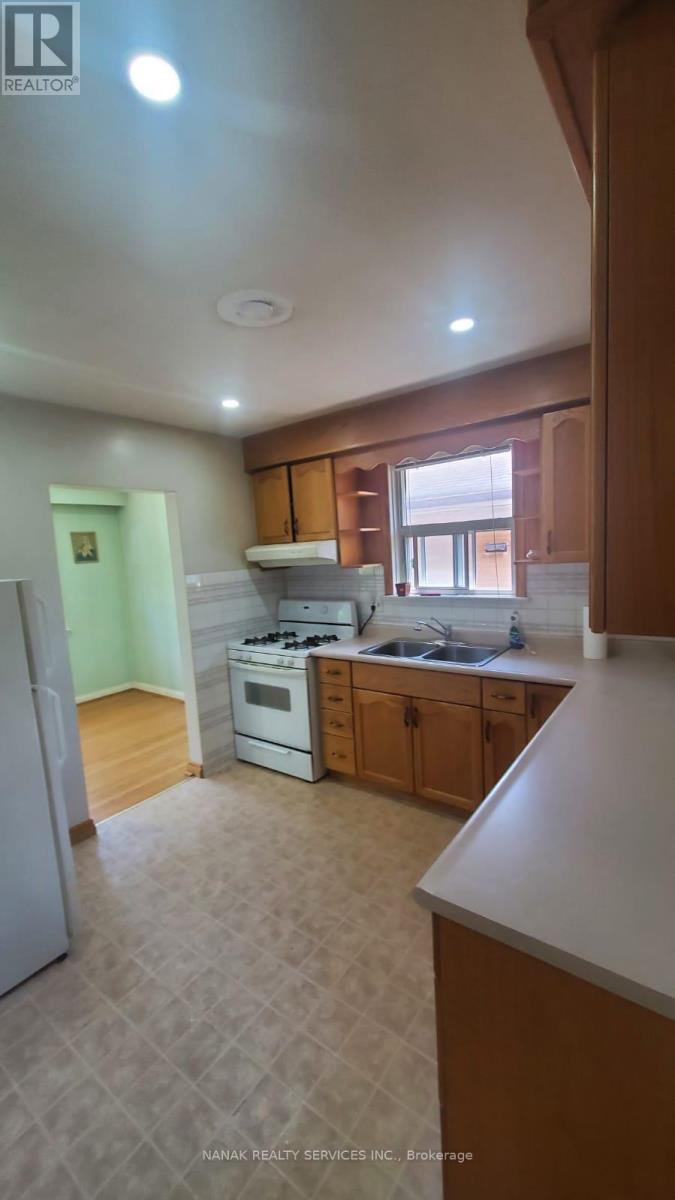 24 Alhart Drive, Toronto, Ontario  M9V 2M9 - Photo 12 - W12541992