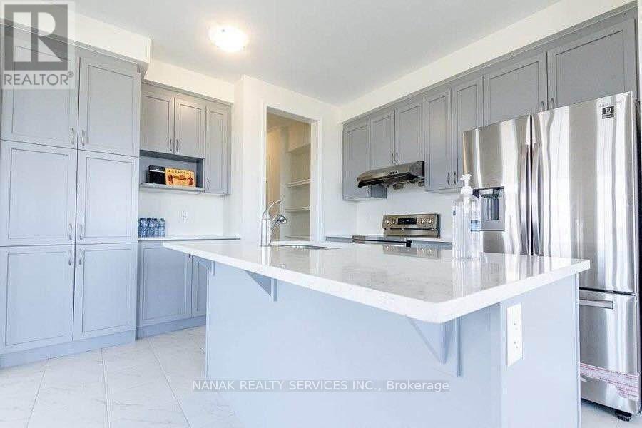 583 Queen Mary Drive, Brampton, Ontario L7A 5H3 - Photo 2 - W12542030