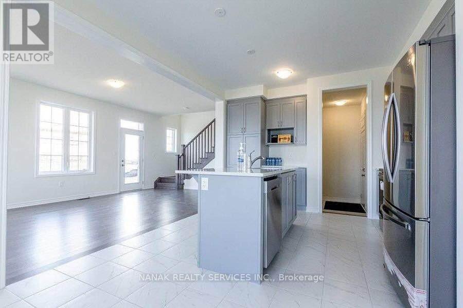 583 Queen Mary Drive, Brampton, Ontario L7A 5H3 - Photo 5 - W12542030