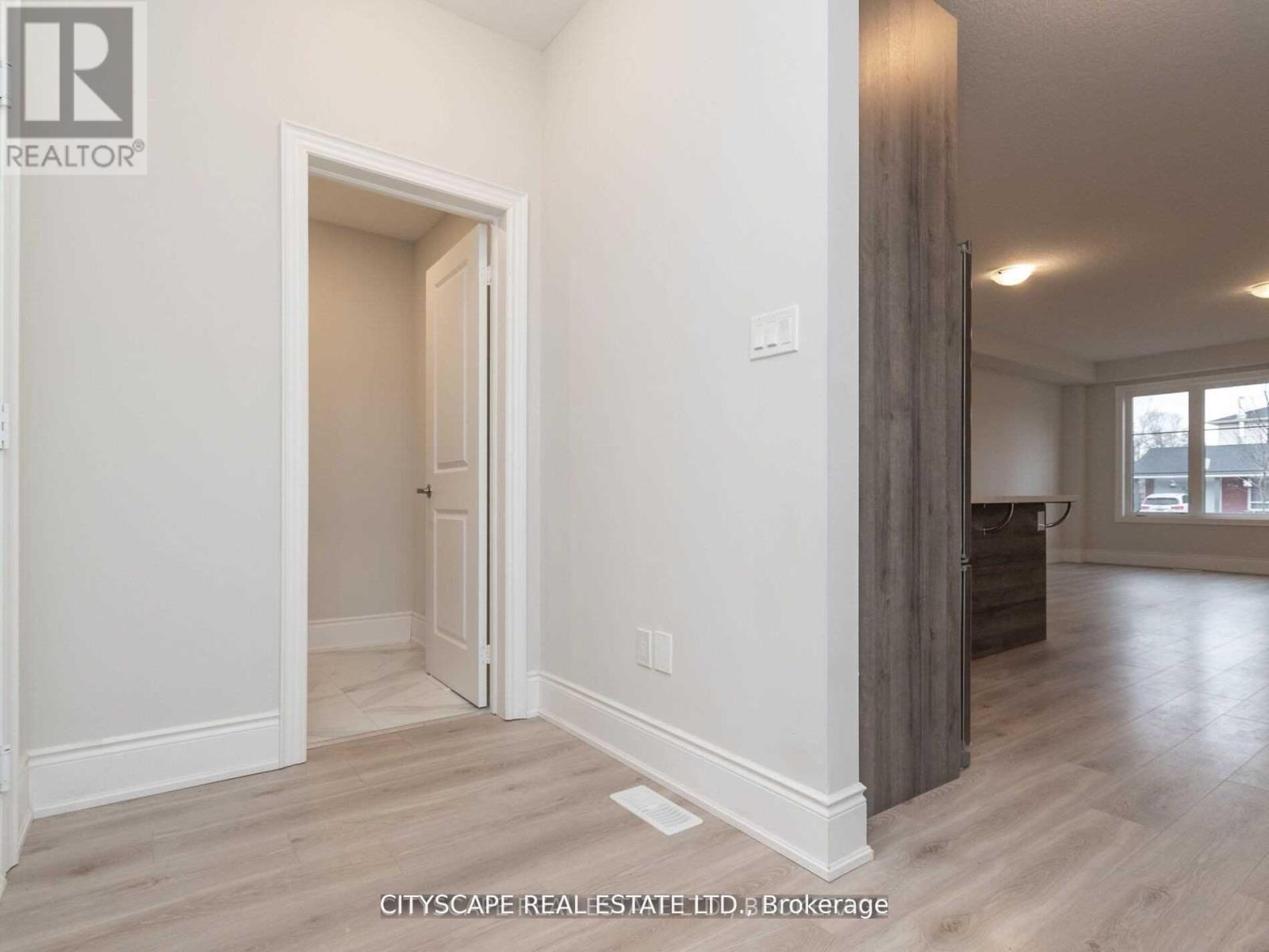 579 Wedgewood Drive, Burlington, Ontario  L7L 0J9 - Photo 14 - W12542044