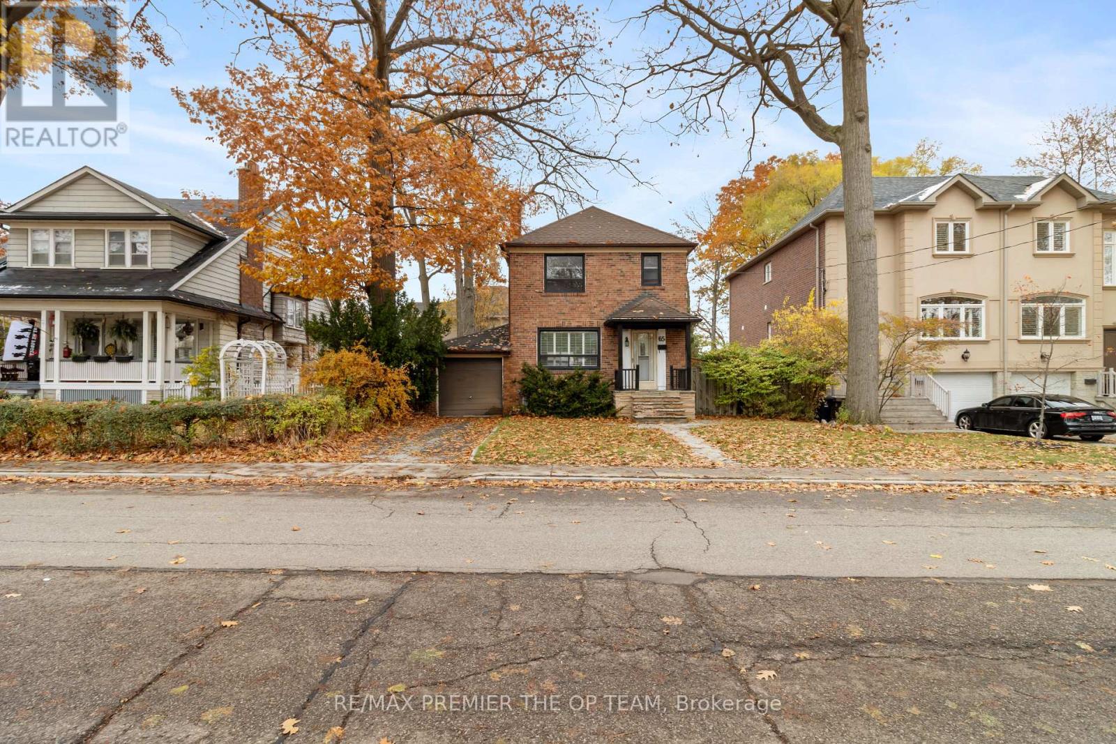 65 Long Branch Avenue, Toronto, Ontario  M8W 3J3 - Photo 4 - W12542046