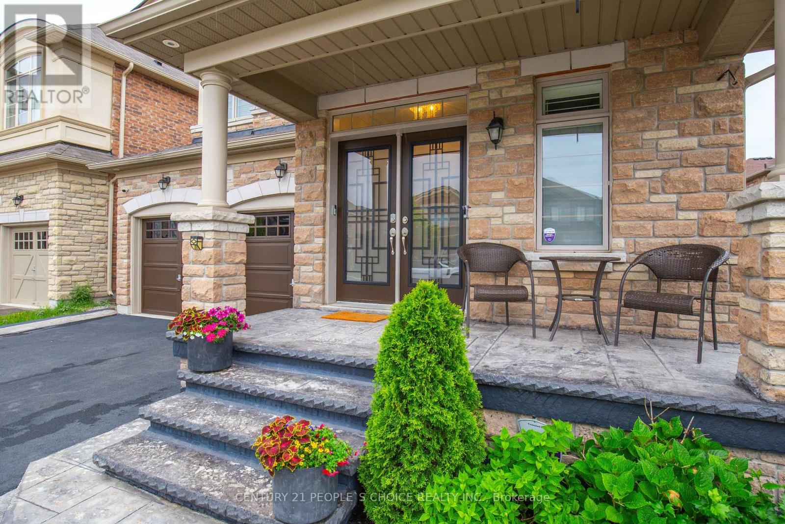 240 Etheridge Avenue, Milton, Ontario  L9E 1H6 - Photo 2 - W12542116